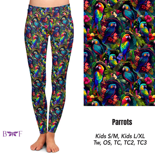 Tropical Parrot biker shorts with pockets